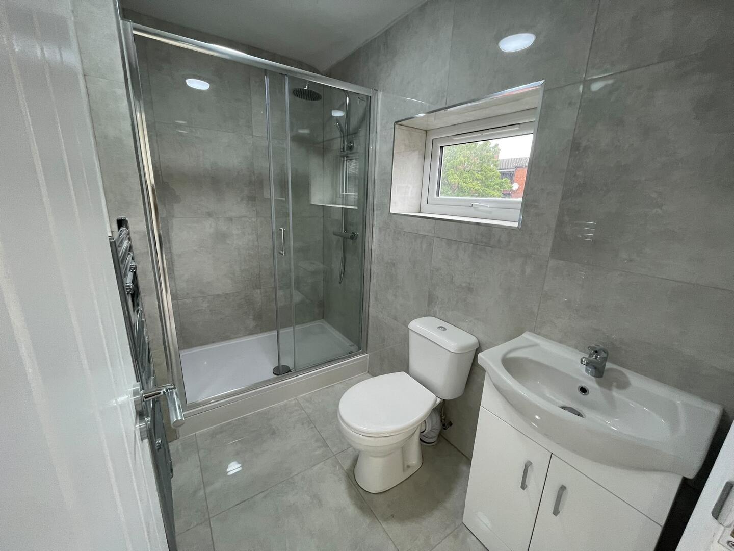 5 bed property in Maple Close, Hayes